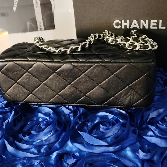 CHANEL Black Quilted Shoulder Bag with Gold CC Hardware - Picture 6 of 7
